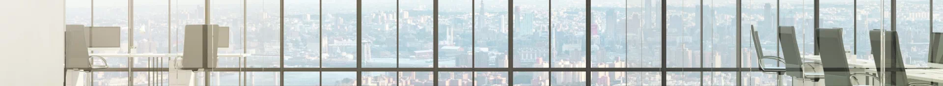 okno z widokiem na miasto